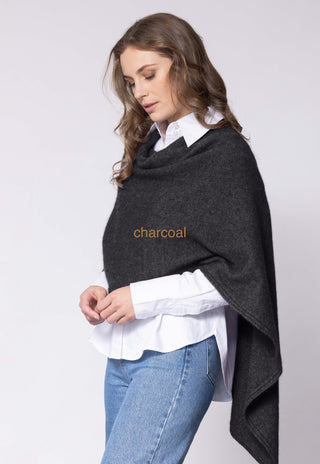 Noble Wilde Poncho/Cape aus Merino Possum Charcoal anthrazitgrau