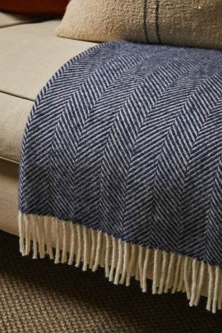 Wolldecke in navy blauem Herringbone Muster