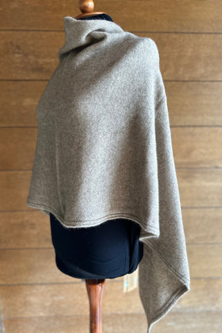 Noble Wilde Poncho/Cape aus Merino Possum Oyster Beige