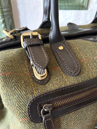 Die Tasche lässt sich sicher mit altmessingfarbenen Steckschlössern verschließen.