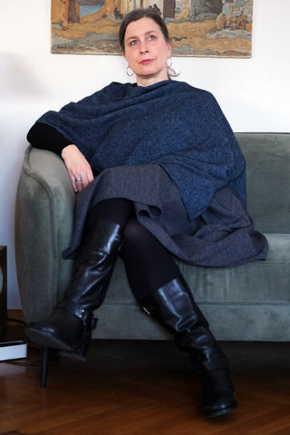 Das Cape ist schräg in Kombination mit einem dunkelgraune Kleid getragen.