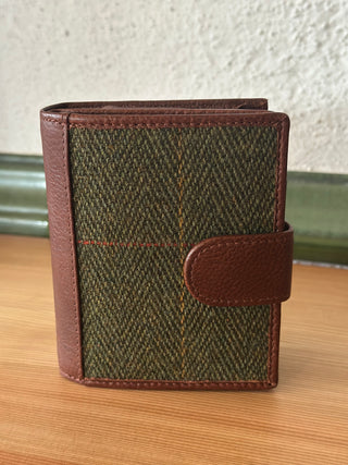 Das Portemonnaie ist von der Vorderseite zu sehen, die mit Tweed gearbeitet ist.