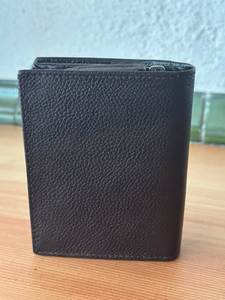 Die Rückseite des Portemonnaie ist mit echtem Leder gearbeitet.