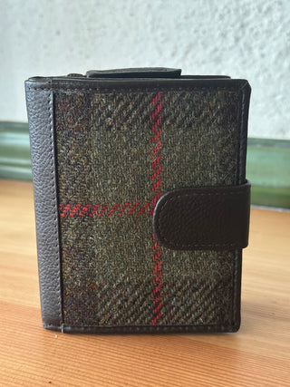 Das Portemonnaie ist von vorne zu sehen. Für die Vorderseite wurde die Tweedfarbe Highlandcheck gewählt und mit dunkelbraunem Leder kombiniert