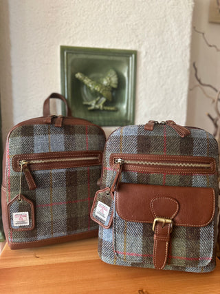 Beide Rucksackmodelle im Vergleich nebeneinander.
