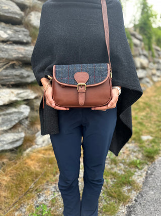 Die Tasche wird von einer Person getragen. Die Aufnahmen zeigen die Tasche im Tageslicht.