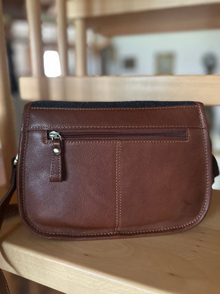 Die Tasche ist von hinten zu sehen: sie zeigt ein großes Fach mit Reißverschluss, wo man schnell Gegenstände einpacken kann.