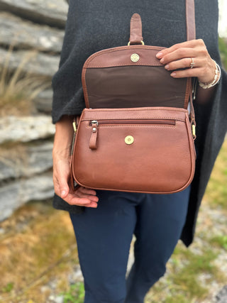 Die Tasche ist geöffnet. Man erkennt ein weiteres Fach vorne, das mit Reißverschluss sicher verschließbar ist.