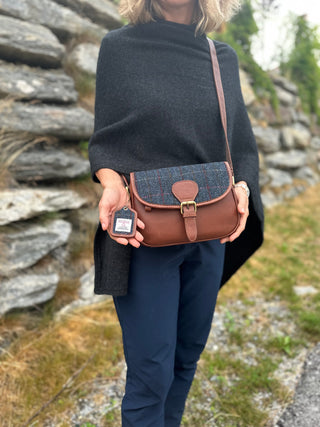 Die Tasche wurde mit original Harris Tweed hergestellt.