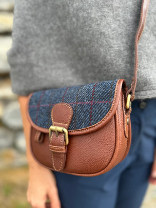 Die Tasche ist in Dreiviertelansicht zu sehen.