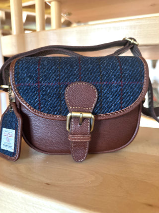 Vorderansicht der Mini Saddle Bag, inklusive Schultergurt.