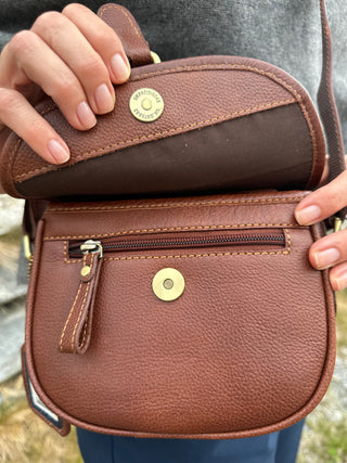 Die Tasche ist geöffnet. Zu erkennen ist der Magnetverschluss sowie eine versteckte Reißverschlusstasche, um sicher Gegenstände zu verwahren.