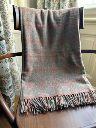 Die Decke ist über eine Sessel gelegt.