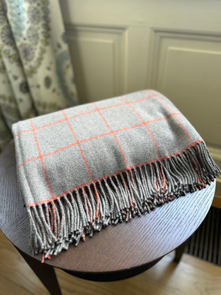 Die Decke ist zusammengelegt zu sehen.