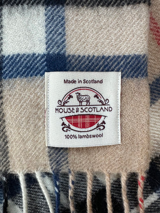 Die Stolen sind speziell für House of Scotland gefertigt und tragen auch unser Logo als Gütesiegel, dass es sich um in Schottland gefertigte Spitzenware handelt.