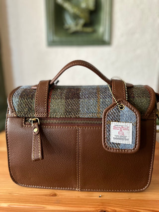 Die Tasche ist von hinten abgebildet. Zu erkennen ist die hintere Reißverschlusstasche, wo man schnell kleinere Gegenstände sicher verstauen kann.