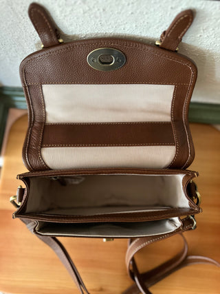 Die Saddle Bag ist geöffnet und man erkennt das große Hauptfach sowie das kleiner Fach vorne. Für das Futter wurde ein heller Stoff gewählt, um Gegenstände besser sehen zu können.