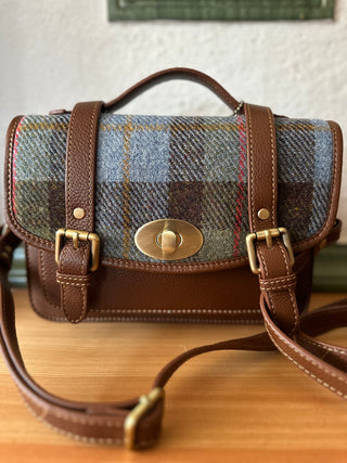 Die Saddle Bag ist von vorne und mit dem Schultergurt abgebildet. Der Schultergurt ist aus Echtleder gearbeitet und lässt sich in der Länge schnell und einfach verstellen.