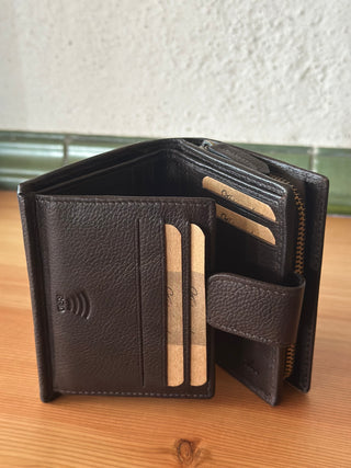 Das Portemonnaie ist aufgeklappt und man kann die zahlreichen Kartenfächer, u.a. RFID Schutz, sowie das hintere Fach für Geldscheine erkennen.