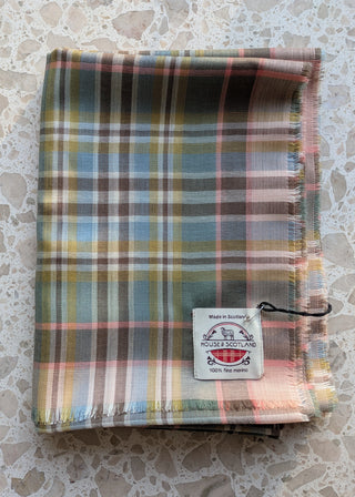 Zu sehen ist ein hauchdünner, karierter Merinowollschal in den Farben rosa, grün, blau und gelb