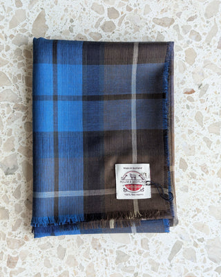 Zu sehen ist ein feiner Merinowolleschal im Tartan Buchanan blue - blau mit braun