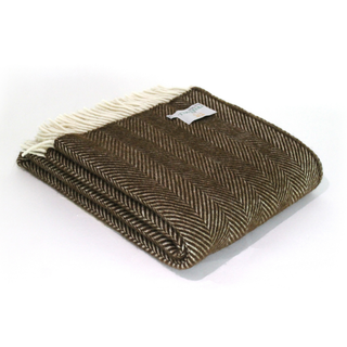 Zu sehen ist eine zusammengelegte klassische Herringbone-Decke aus reiner Schurwolle in der Farbe Schoko.