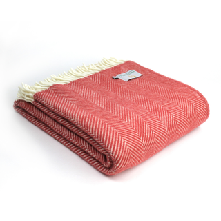 Zu sehen ist eine zusammengelegte klassische Herringbone-Decke aus reiner Schurwolle in der Farbe Cranberry.