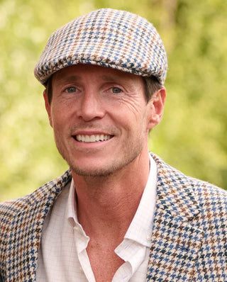 Die Harris Tweed Kappe ist von vorne zu sehen.