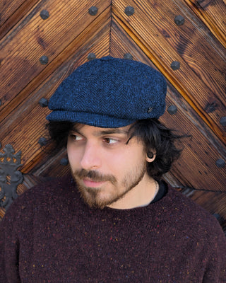 Zu sehen ist eine Ballonmütze aus Harris Tweed in dunkelblau