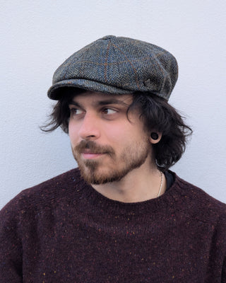 Zu sehen ist eine Ballonmütze aus Harris Tweed in Oliv- und Brauntönen