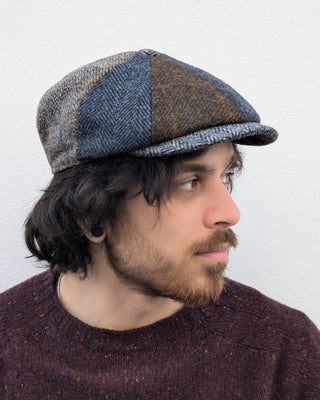Zu sehen ist eine Ballonmütze aus Harris Tweed mit verschiedenen Tweeds in blau, grau und braun