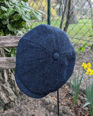 Zu sehen ist eine Ballonmütze aus Harris Tweed in dunkelblau