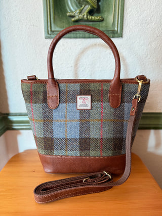 Die Handtasche kann mit Griffen oder mit einem Schultergurt als Crossbody getragen werden.