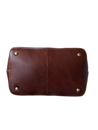 Die Handtasche ist an der Unterseite mit Metallfüßen geschützt.
