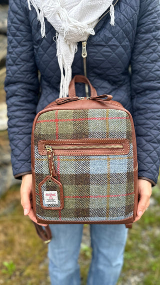 Der Rucksack wird in den Händen gehalten, um seine Größe besser darzustellen.