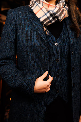 Der Harris Tweed Blazer ist mit passender Weste und Tartan Schal kombiniert. Hier eine Detailaufnahme.
