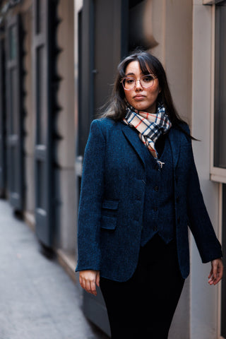 Der Harris Tweed Blazer ist mit passender Weste und Tartanschal kombiniert.