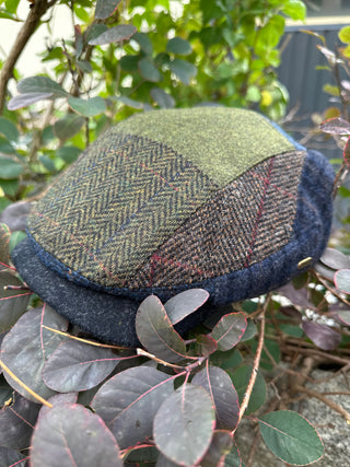 Die irische Patchwork Kappe ist in Dreiviertelansicht zu sehen.
