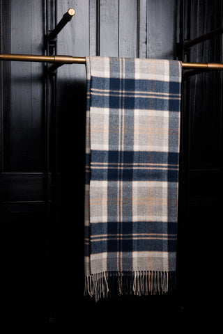 Die Decke ist aufgehängt, um das Schottenkaro besser zu erkennen.