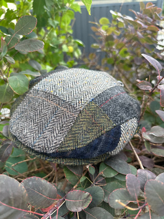 Die irische Patchwork Kappe ist in Dreiviertelansicht zu sehen.