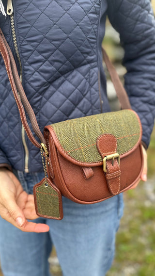 zu sehen ist eine cognacfarbene kleine Satteltasche mit grünem Tweed