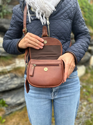 Die Tasche ist an der Lasche geöffnet.