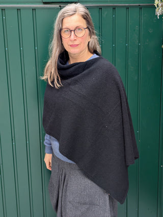 Cape schräg über Schulter getragen