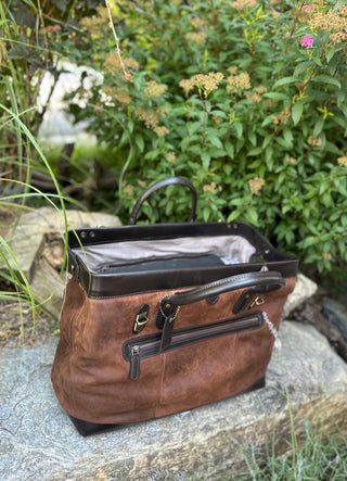 Die Doctor's Bag ist geöffnet. Dank dem besonderen stabilen Metallrahmen ist sie einfach einzuräumen.