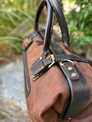 Der Metallrahmen, der so besonders für eine Doctor's Bag ist.
