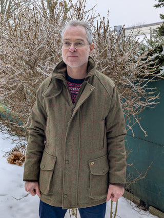 Die Field Jacket ist über einen Alan Paine Pullover getragen.