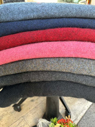 Hier sind mehrere Farben zu sehen, in denen das Cape erhältlich ist. Das zweite von oben ist die Farbe maritim dunkelblau.