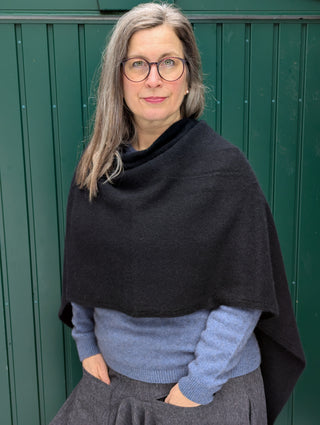 Cape vorne kurz getragen