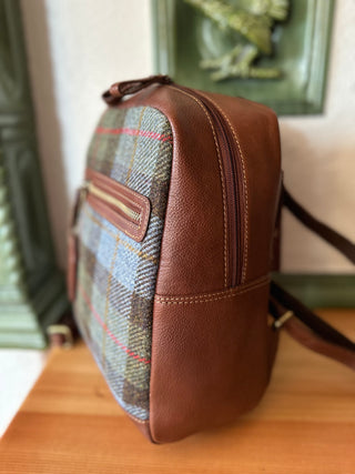Der Rucksack ist von der Seite fotografiert, um die gute Tiefe zu zeigen, die ordentlich viel Stauraum für so einen kleinen Rucksack bietet.