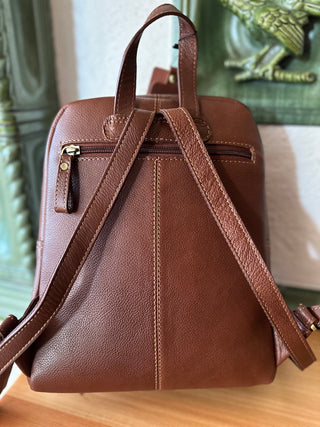 Der Rucksack ist von hinten zu sehen. Ganz deutlich ist die Reißverschlusstaschen hinten zu erkennen, die beiden Schulterriemen und den kleinen Griff. 